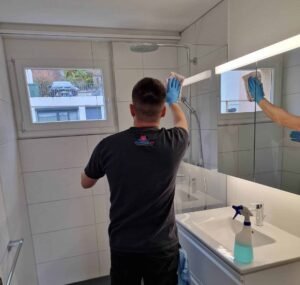 Umzugsreinigung | Reinigungskraft bei einer intensiven Grundreinigung im Badezimmer.