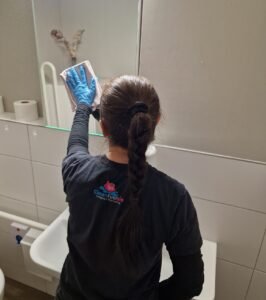 Reinigungsteam bei einem gründlichen Frühjahrsputz.