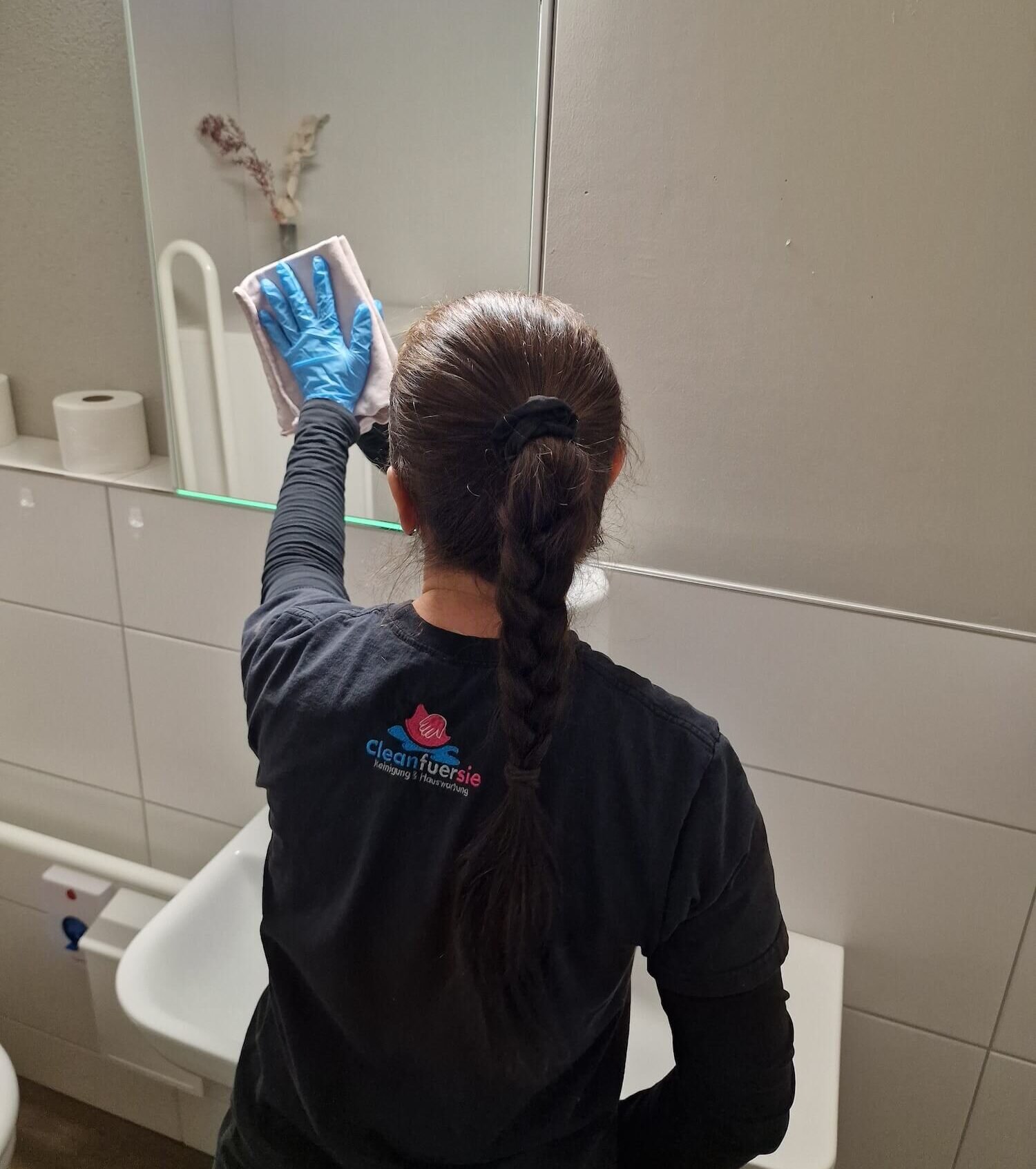 Reinigungsteam bei einem gründlichen Frühjahrsputz.