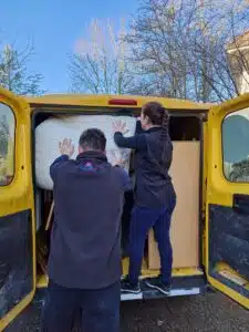 Professionelles Cleanfuersie Team bei einer kompletten Hausräumung vor einem Hausverkauf.