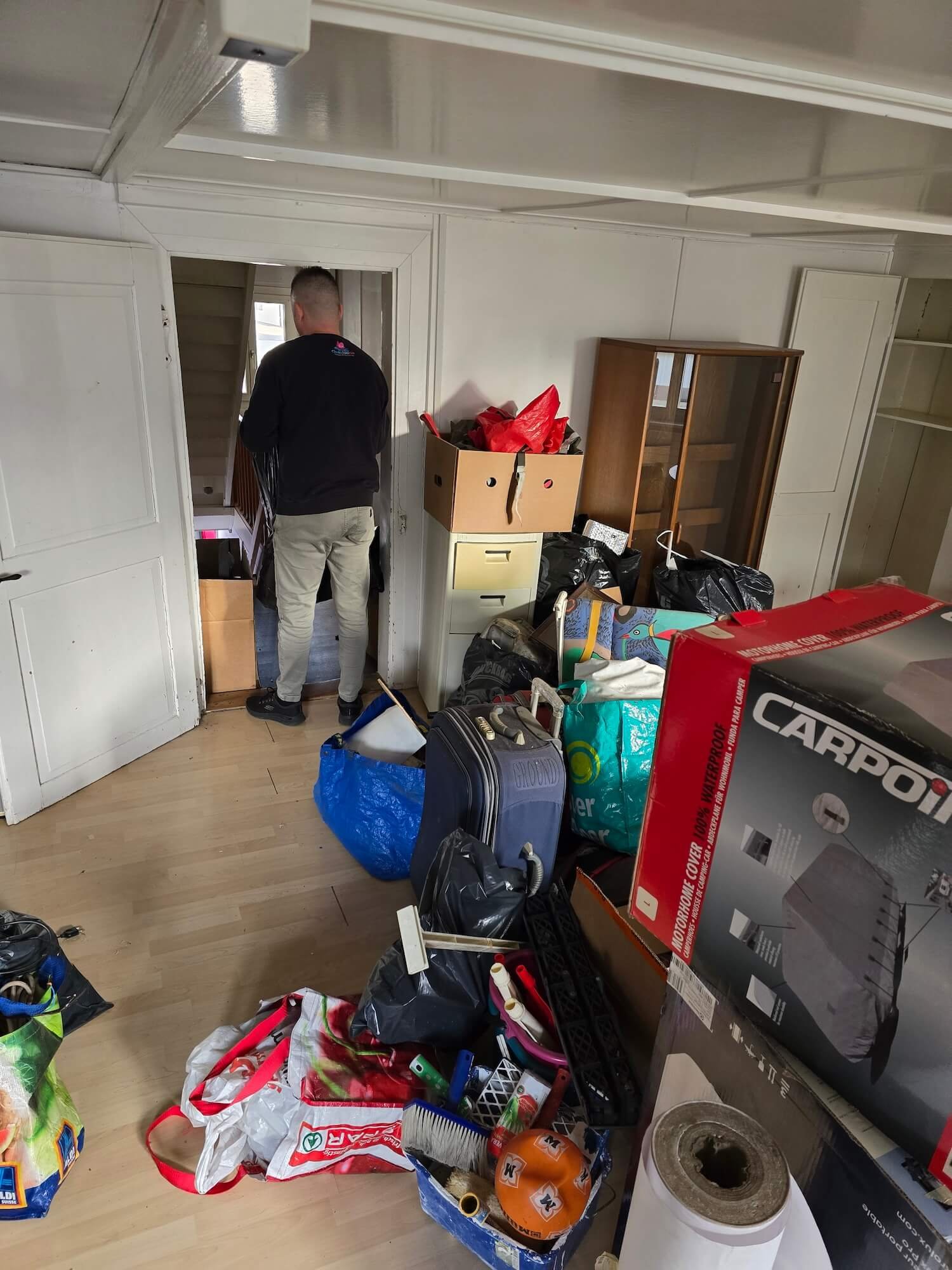 Professionelle Firma Cleanfuersie beim Wohnung entrümpeln in einem Mehrfamilienhaus.