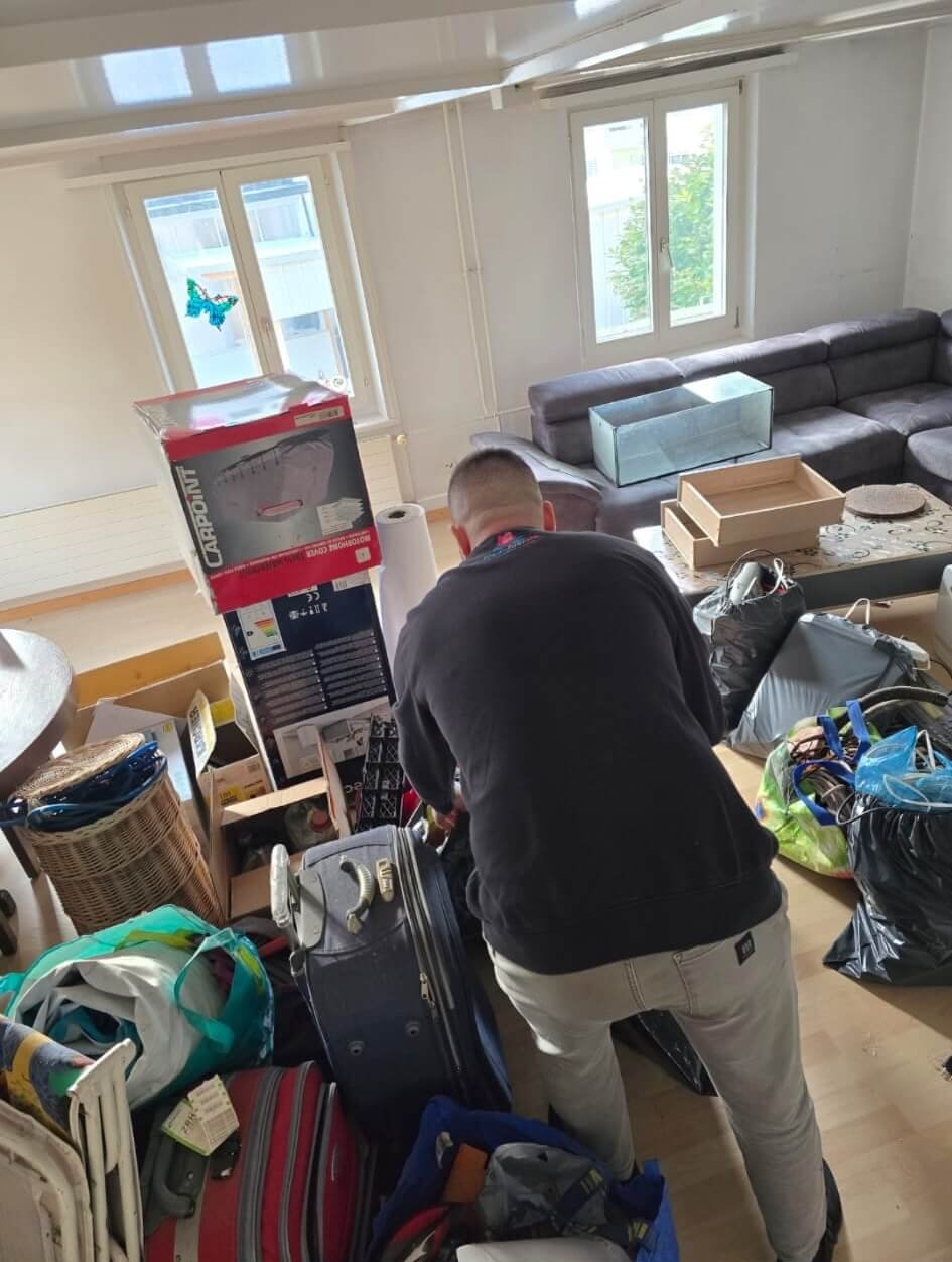 Professionelles Cleanfuersie Team bei einer kompletten Hausräumung vor einem Hausverkauf.