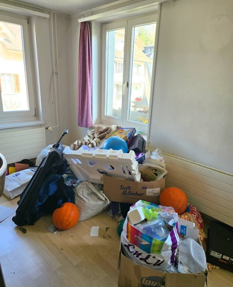 Cleanfuersie Mitarbeiterin beim Messie Wohnung räumen und Entrümpeln